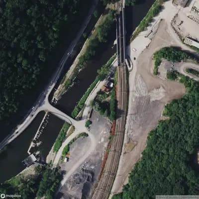 Verlaten Garage + Woningen